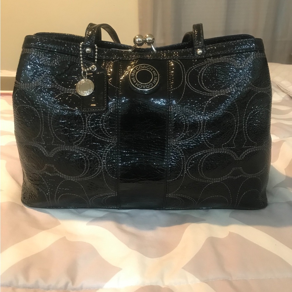 COACH BLACK PATENT LEATHER SIGNATURE C KISS LOCK BAG - F19215